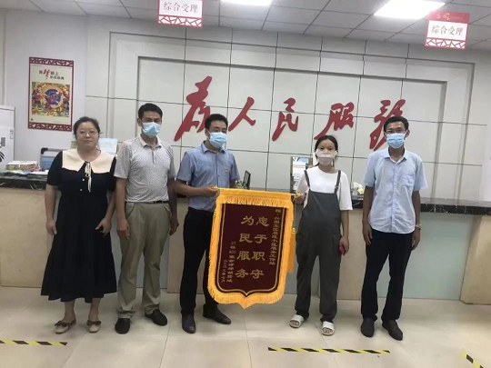 集团驻兴园小区保安员张功伟助人为乐获表彰